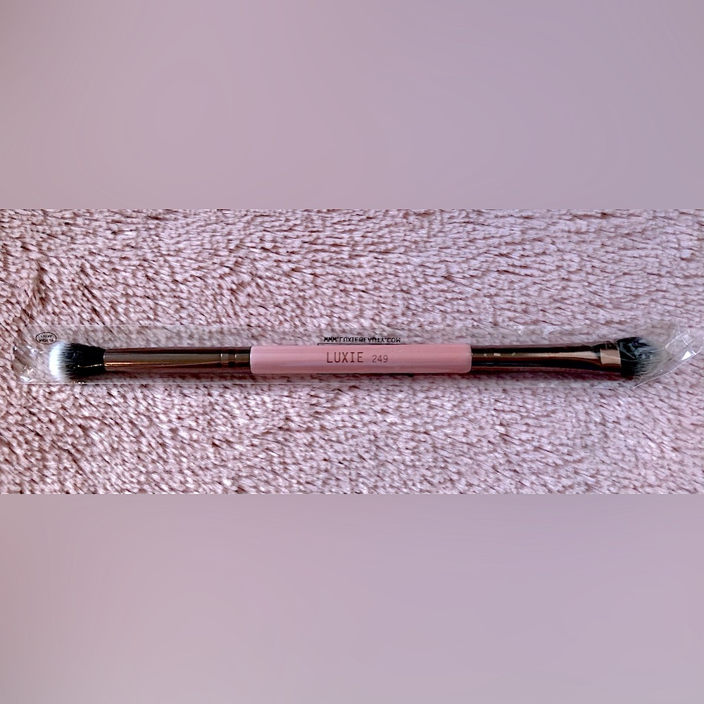 BNIB Luxie dual-end blending and shading eye brush 249 in rose gold